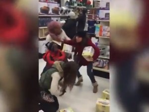 ¿Bachaquera yankee? Le robó el paquete a una niña durante tángana del #Blackfriday