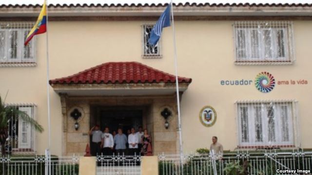 Cientos de cubanos protestan en embajada de Ecuador por anuncio sobre visados