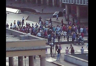 ¡Queremos comida!… Así gritaba la gente en Caracas al suspender Mega Mercal #28Nov (Video)