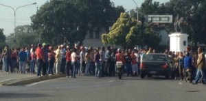 ¡Maracay también quiere comida! Protestaron por suspención de Mega Mercal #28Nov