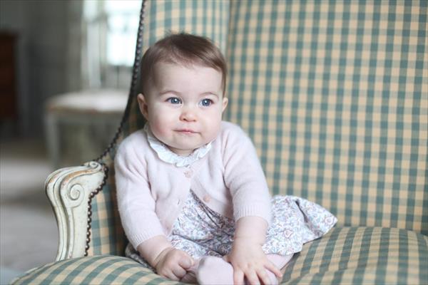 Revelan imágenes de la bebé princesa Charlotte