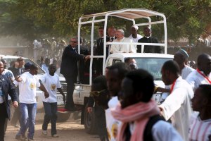El Papa regresa a Roma luego de su gira africana