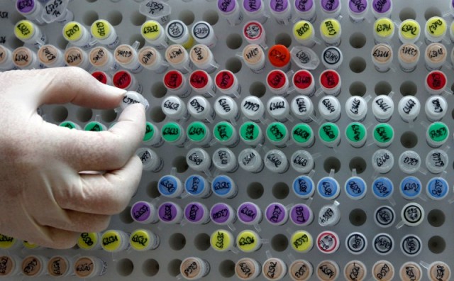 Material genético humano es almacenado en un laboratorio en Múnich, REUTERS/Michael Dalder