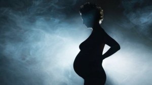 Fumó marihuana estando embarazada, la separaron de su hija y ahora pide “derecho” a estar con ella