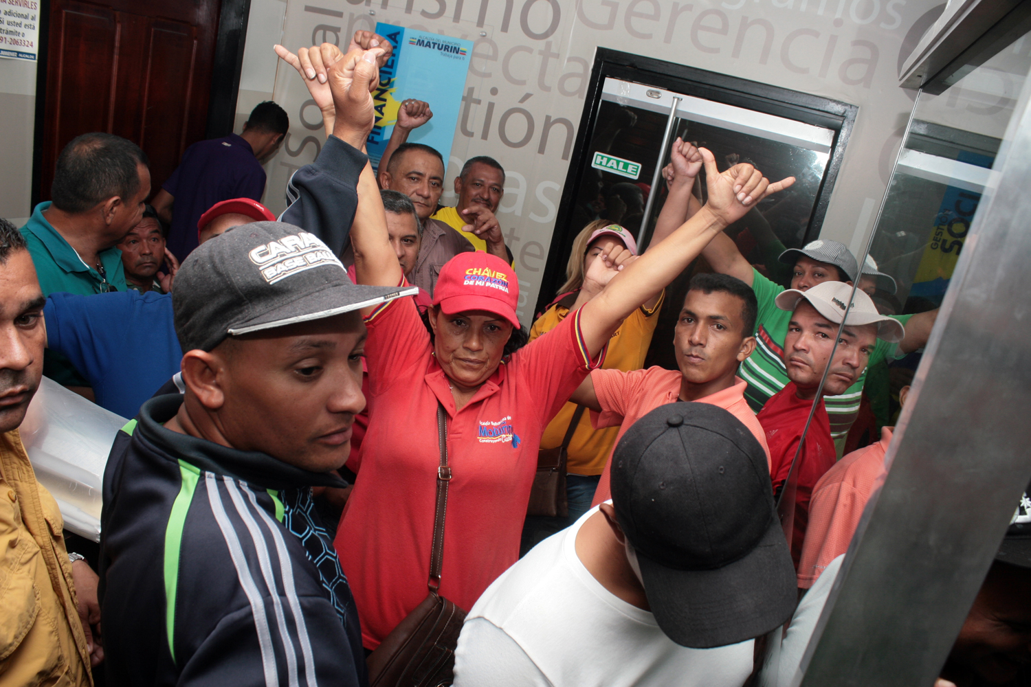 Obreros secuestran a director general de la Alcaldía de Maturín y causan destrozos en el despacho