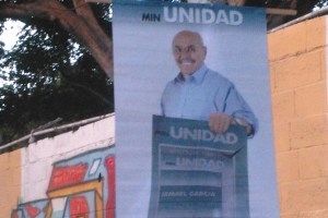 Con camiones de Corpoelec el “MIN Maduro” colgó pendones con falsa imagen de Ismael García