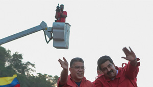 Maduro usando una grúa (¿de Corpoelec?) para hacer campaña (fotos + moral de plastilina)