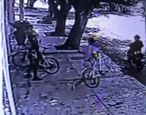 Motochoros roban bicicletas en Maracaibo a plena luz del día (Video)