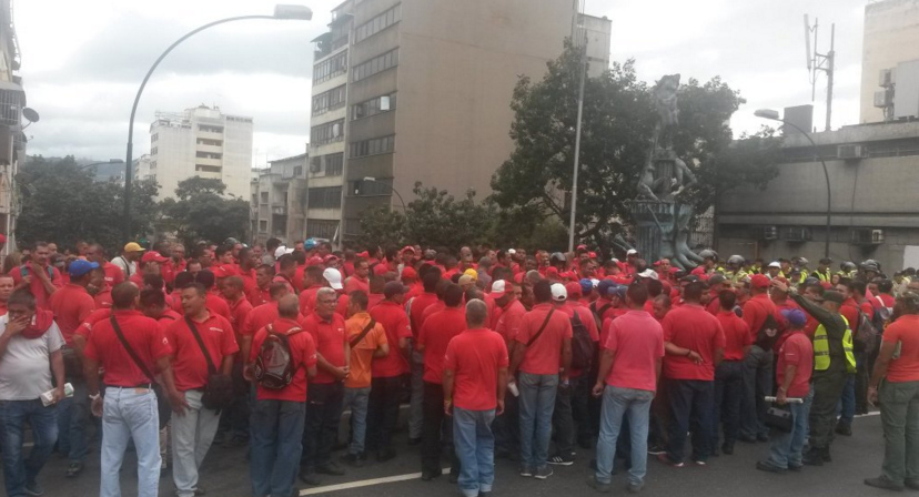 Trabajadores de Pdvsa Gas Comunal protestaron en Puente Llaguno (Fotos)