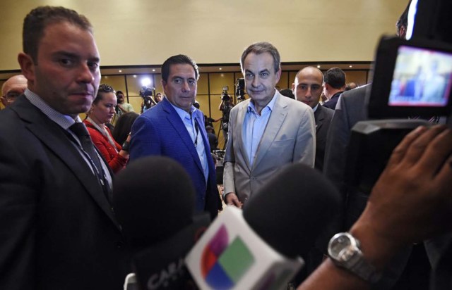 Former Spanish Prime Minister (2004-2011) Jose Luis Rodriguez Zapatero (C) and Panamanian former President  (2004-2009) Martin Torrijos Espino arrive for a meeting in Caracas on December 2, 2015. Rodriguez Zapatero assured an independent criteria on the Venezuelan legislative elections taking place Sunday, as he and Torrijos start accompanying the process Tuesday after being invited by the electoral authority.    AFP PHOTO/JUAN BARRETO / AFP / JUAN BARRETO