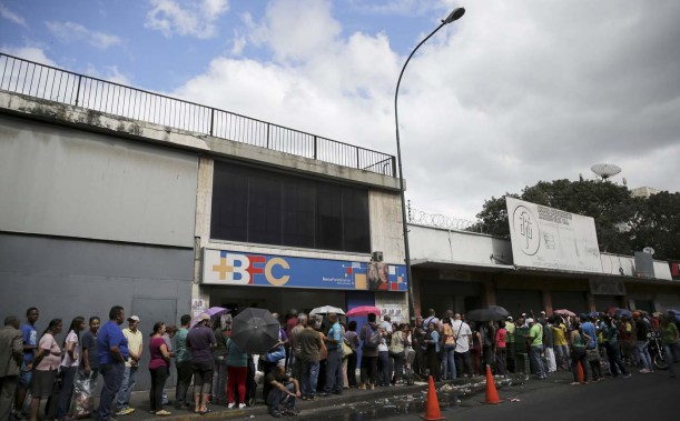 Citizens line up to buy chicken at a store in Caracas December 2, 2015. Campaigning formally comes to an end on Thursday and President Nicolas Maduro has appeared around the country at televised rallies promising a major victory for the Socialist Party. REUTERS/Nacho Doce