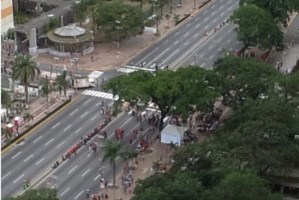 Prometen ser una marea roja en la avenida Bolívar pero las imágenes dicen otra cosa (Fotos)