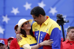 ¡Un poquito más y lloramos! La “jalaita” de “Cilita” a Maduro en plena sesión de la ANC cubana