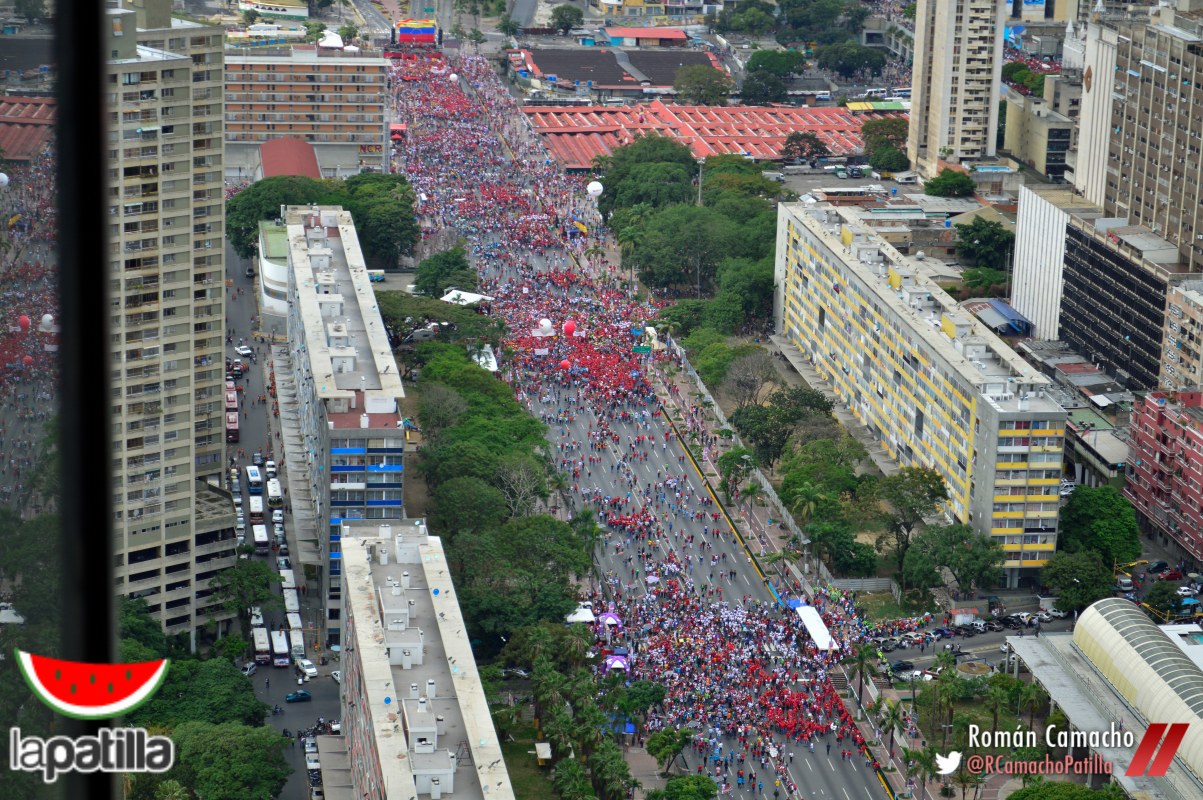 “No nos dejen solos”, rogó Ernesto Villegas en la tarima, y Maduro, otra vez,  bailó tambor