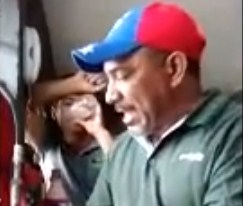 Comerciante se las canta clarito a un chavista: Voté por Chávez y ahora los pobres somos miserables (Video)