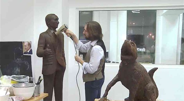 Elaboran una estatua de chocolate de Putin a tamaño real en su ciudad natal
