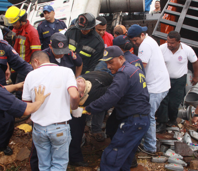 Gandola cargada de aceite volcó en la carretera Falcón-Zulia