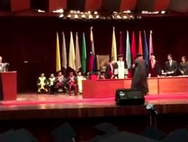 INDIGNANTE: Joven chavista se encapucha al recibir medalla en acto de grado de la UCV (Video)