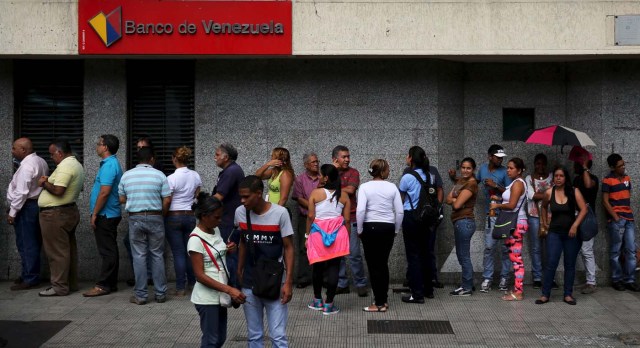 Colas para sacar dinero de los cajeros electrónicos REUTERS/Nacho Doce