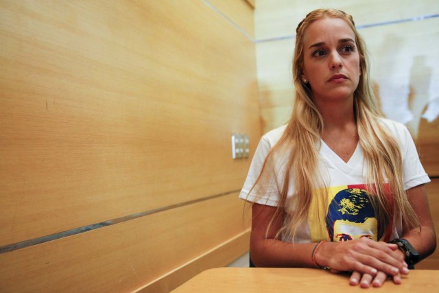 Lilian Tintori, wife of jailed opposition leader Leopoldo Lopez, attends a meeting with youths in Caracas December 4, 2015. Polarized Venezuela heads to the polls this weekend with a punishing recession forecast to rock the ruling Socialists and propel an optimistic opposition to its first legislative majority in 16 years. REUTERS/Carlos Garcia Rawlins