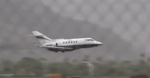 La impresionante pericia de un piloto para aterrizar sin ruedas (Video)