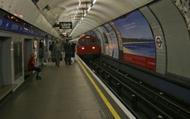 Policía antiterrorista investiga ataques con cuchillo en metro de Londres