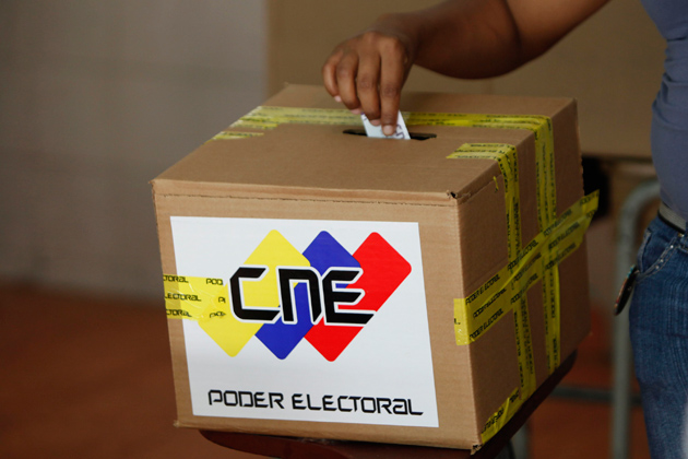Chavista viola resolución del CNE al tomar foto de su voto y publicarlo en Twitter