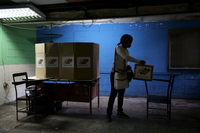 A woman casts her vote in a ballot box during a legislative election, in Caracas December 6, 2015.   REUTERS/Nacho Doce