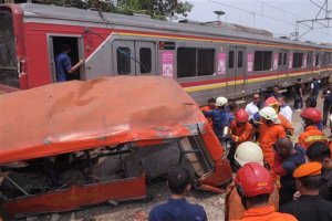 Tren de pasajeros arrolla a bus en Indonesia deja 18 muertos
