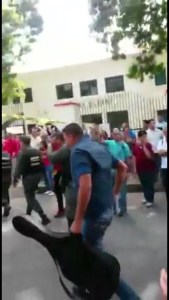 FOTO: ¿Qué hacía un escolta de Adán Chávez entrando con una “guitarra” al centro electoral?