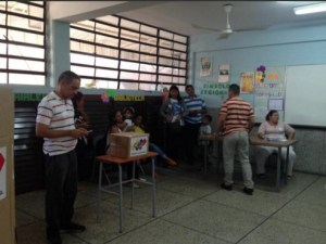 Lanzaron bombas lacrimógenas en centro de votación de Maracaibo