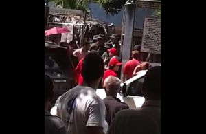 Hugo de los Reyes Chávez recibió cayapa en el centro de votación (Video)
