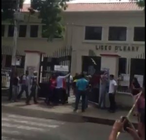 El mal rato de Adán Chávez al acudir a votar (videos)