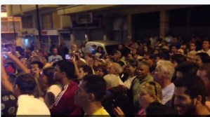 A falta de electores en la cola: Exigen cierre en centro de votación en Chacao (VIDEO)