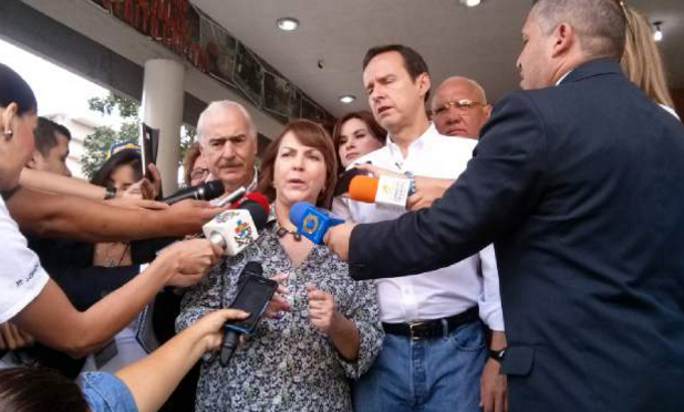 Expresidentes Pastrana y Quiroga acompañaron a Mitzi de Ledezma al centro de votación