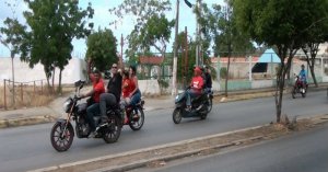 Denuncian amedrentamiento de motorizados oficialistas en centros electorales en Margarita