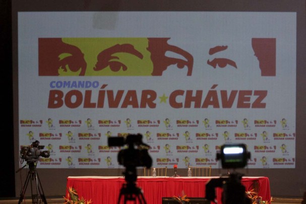 A billboard depicting the eyes of South American independence leader Simon Bolivar (L) and the eyes of Venezuela's late President Hugo Chavez are seen in a theater which will work as the newsroom for the Venezuela's United Socialist Party (PSUV) election campaign in Caracas, December 6, 2015. The billboard reads "Bolivar Chavez Command". REUTERS/Marco Bello EDITORIAL USE ONLY. NO RESALES. NO ARCHIVE.