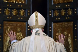 El Papa abre la Puerta Santa para inaugurar el Jubileo (fotos)