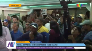 Colectivos chavistas interrumpen de manera violenta rueda de prensa de Giordani (VIDEO)