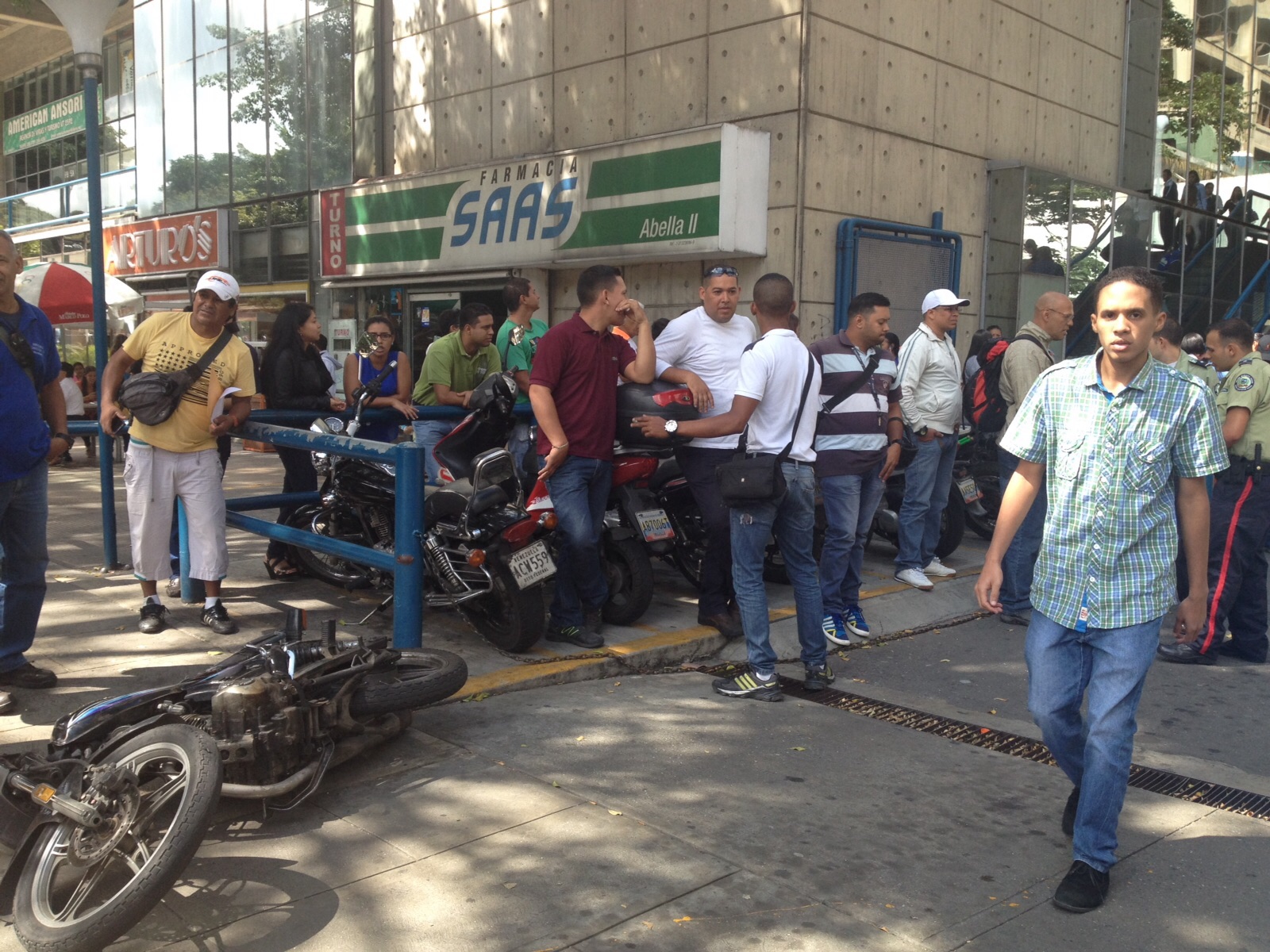 Transeúntes agarran a choro de motos en plena avenida Francisco de Miranda (Fotos)