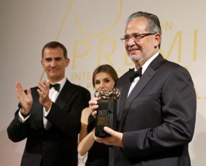 Miguel Henrique Otero recibió el Premio Luca de Tena de manos de los reyes de España