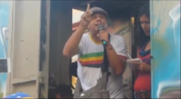 Oswaldo Rivero alias “Cabeza e’ mango” la agarra con sus jefes rojos (Video)