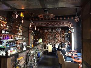 Un bar rumano viaja a un futuro alternativo inspirado en Julio Verne