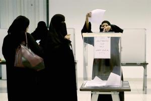 Mujeres votan por primera vez en unas elecciones en Arabia Saudí