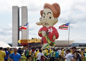 Poca asistencia en protestas para exigir la salida de Rousseff en Brasil (Fotos)