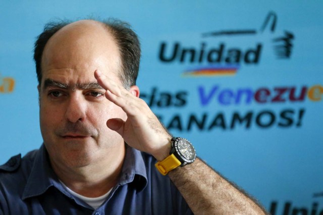 Julio Borges, a new elected deputy from Venezuelan coalition of opposition parties (MUD), gestures during a news conference in Caracas, Venezuela, December 11, 2015. REUTERS/Carlos Garcia Rawlins