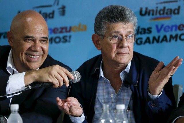 Henry Ramos Allup (R), a new elected deputy from Venezuelan coalition of opposition parties (MUD) speaks next to Jesus Torrealba, secretary of MUD during a news conference in Caracas, Venezuela, December 11, 2015. REUTERS/Carlos Garcia Rawlins