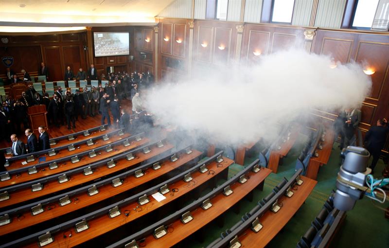 Diputados vuelven a lanzar gas lacrimógeno en el Parlamento de Kosovo (Fotos)