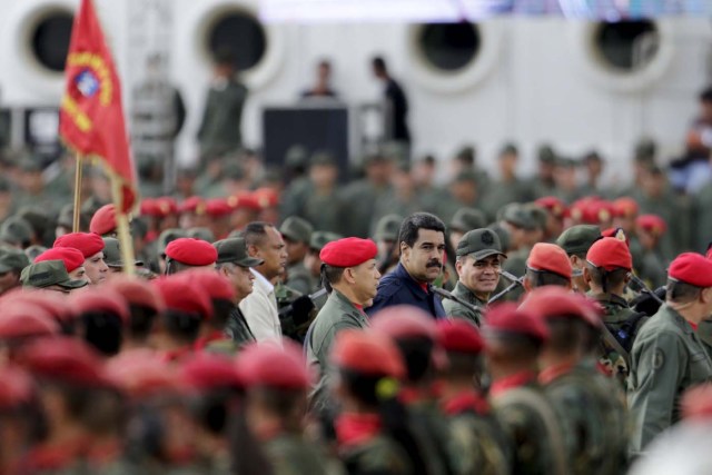 Venezuela's President Nicolas Maduro (C) attends a military parade in Caracas, December 12, 2015. REUTERS/Marco Bello    FOR EDITORIAL USE ONLY. NO RESALES. NO ARCHIVE.