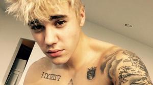 Justin Bieber se accidentó en un barrio peligroso y lo pusieron a hacer de todo (VIDEO)